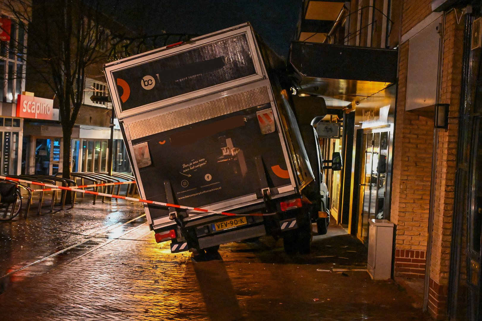 Bakwagen rijdt zich klem tegen luifel van winkel