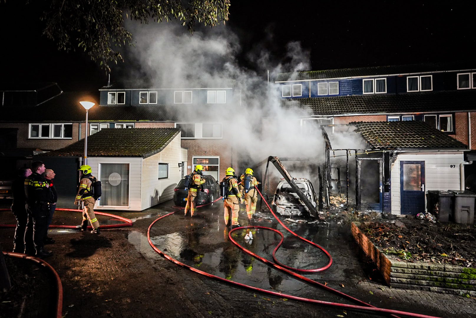 Felle brand beschadigt woningen en verwoest auto