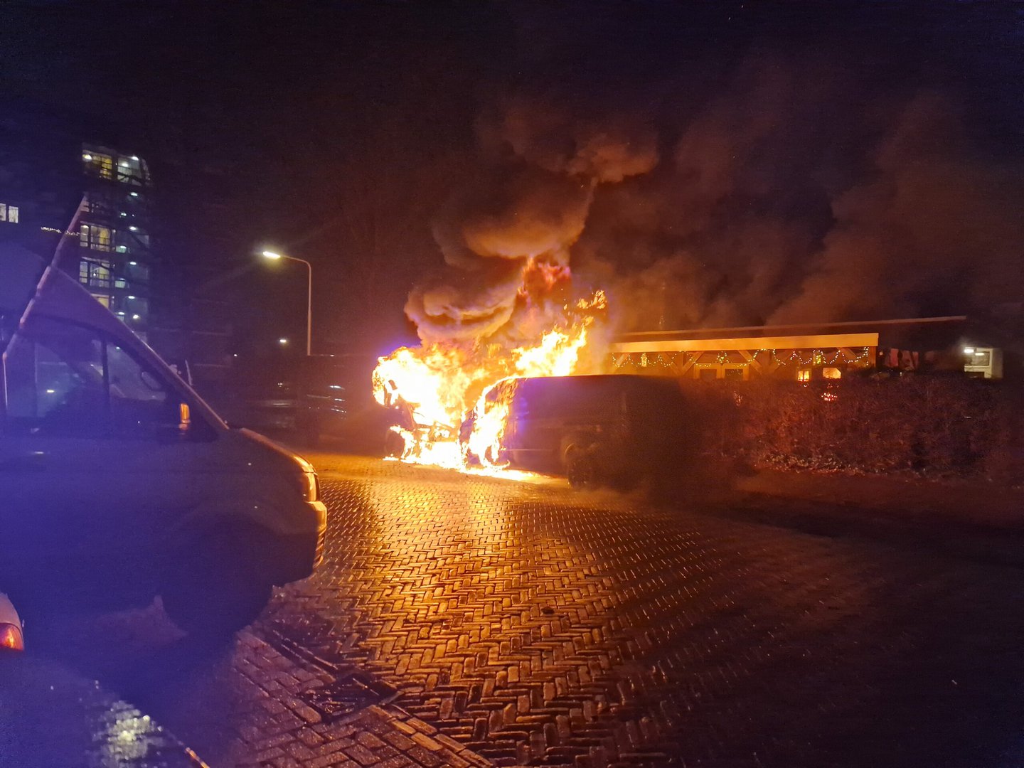 Twee bestelbussen volledig in brand in Arnhem