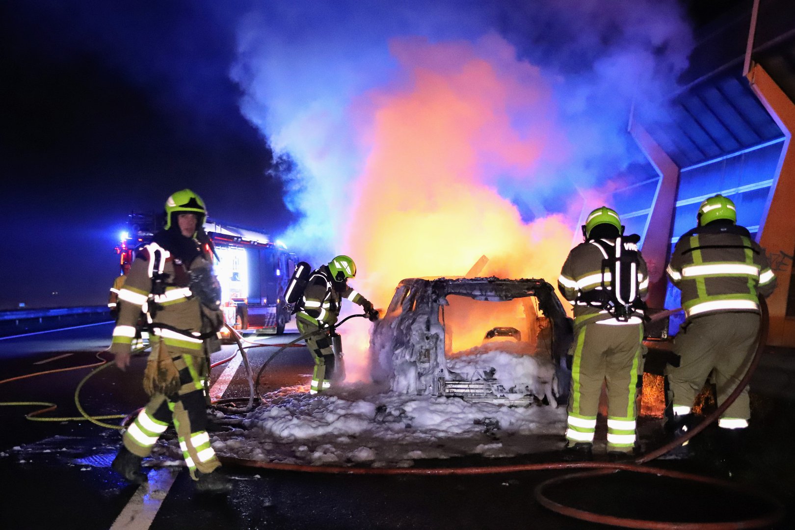 Auto vliegt in brand tijdens rijden op snelweg