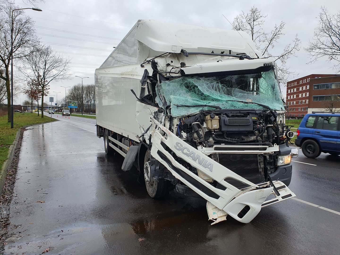 Grote ravage nadat vrachtwagen stoplicht ramt