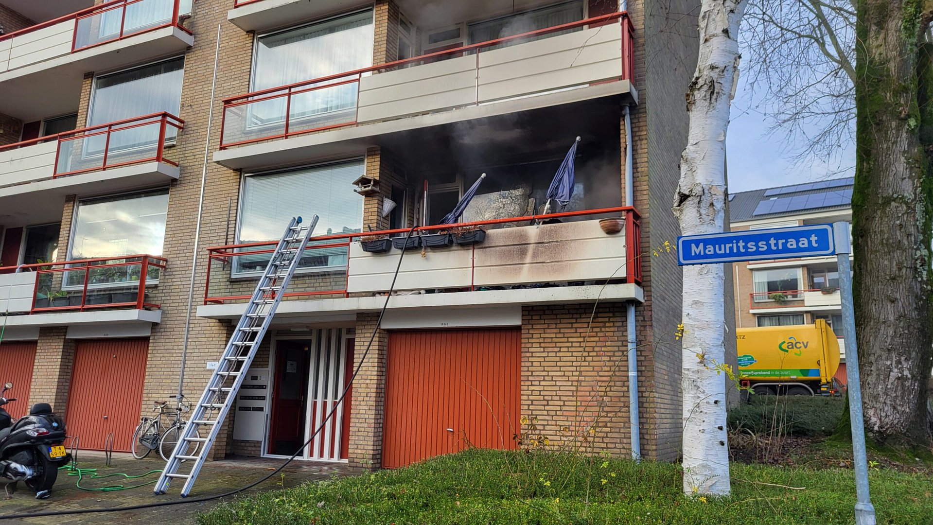 Forse brand op balkon van flat