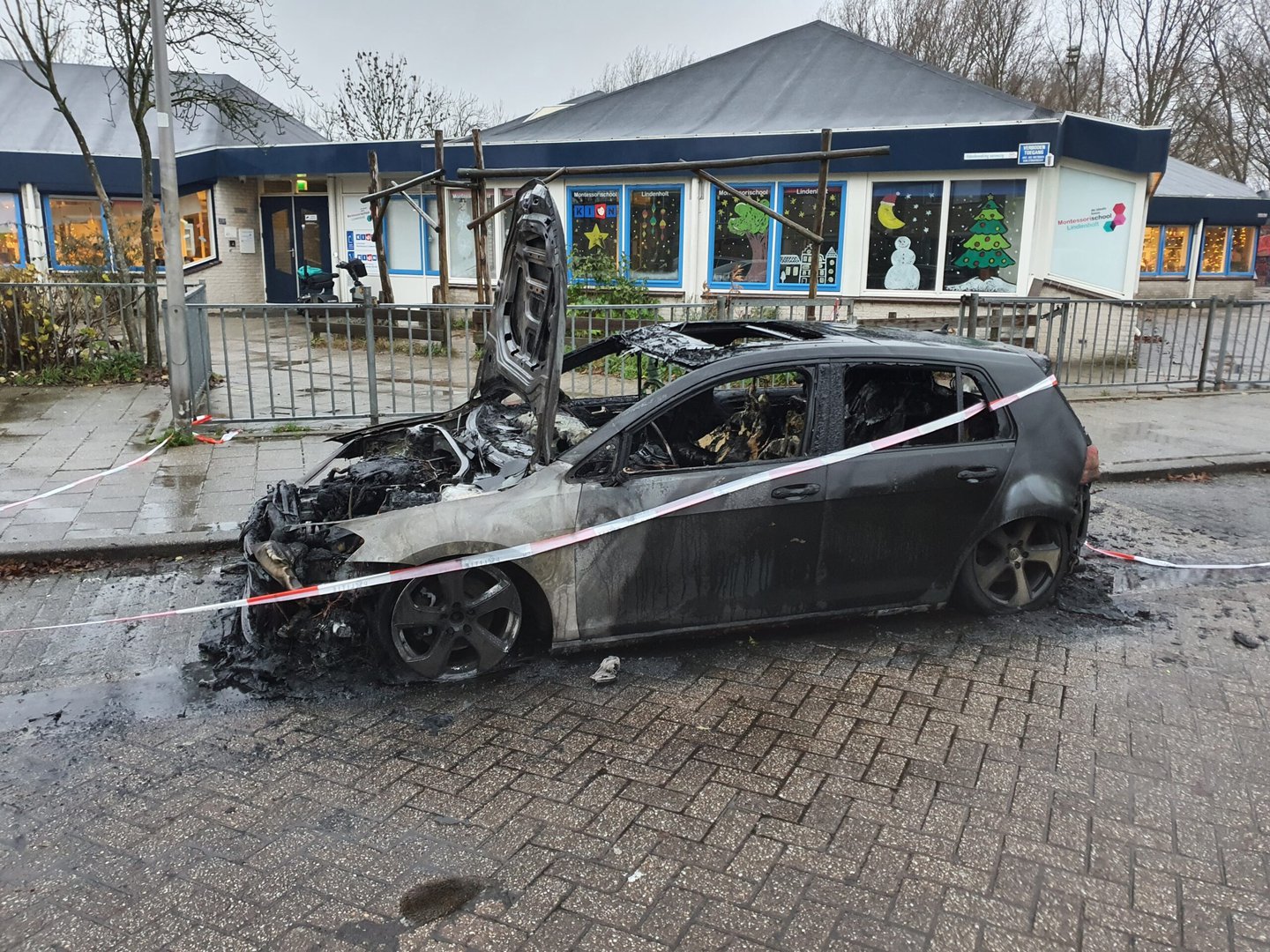 Auto geheel uitgebrand, mogelijk brandstichting