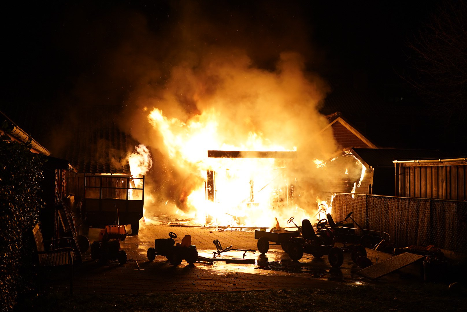 Felle brand legt carport en schuur in de as