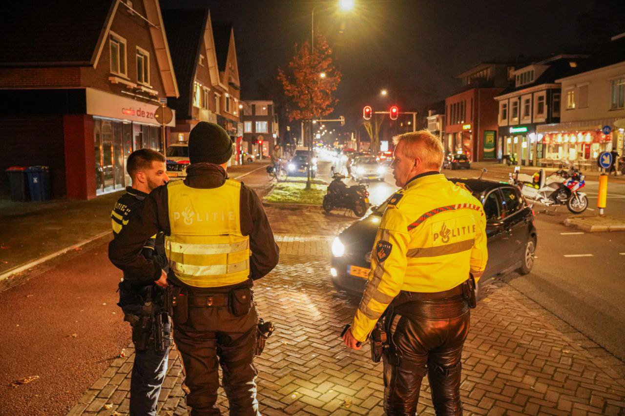 Scooterrijder gewond bij botsing op drukke kruising in Apeldoorn