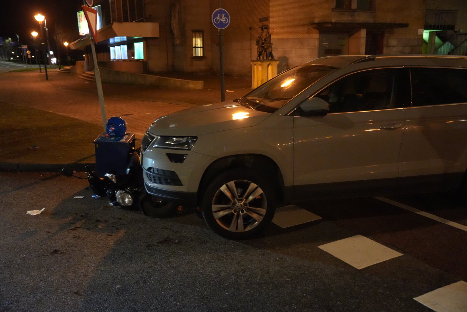 Scooterrijder gewond na botsing met auto