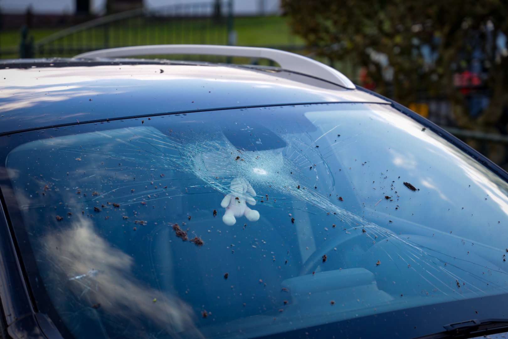 Fietser botst tegen geparkeerde auto en raakt gewond