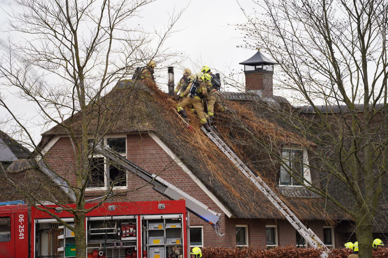 Veel schade aan woning na brand in rieten kap