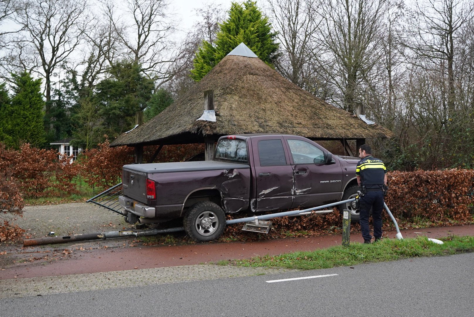 Pick-up vliegt uit de bocht en ramt hekwerk en heg