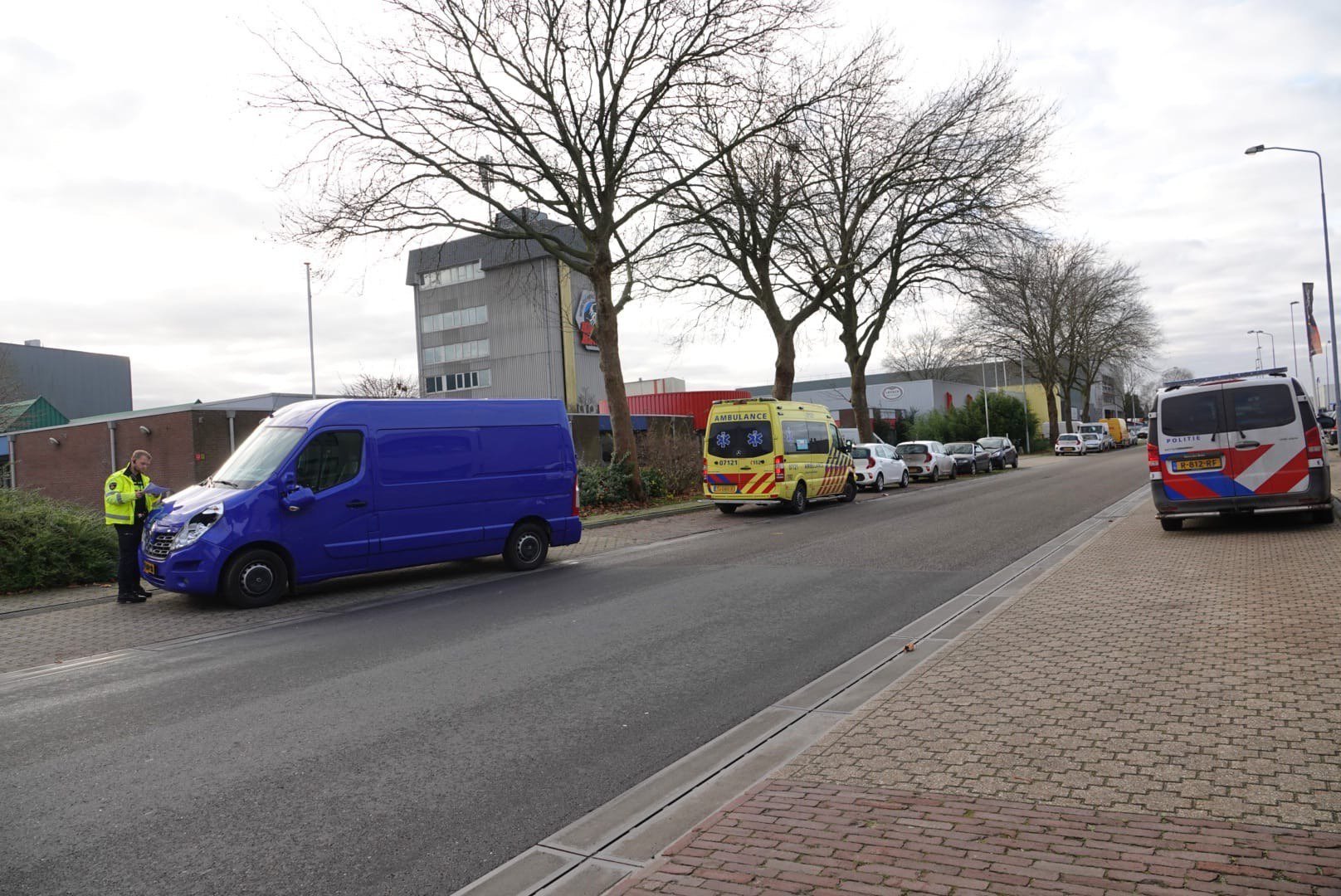 Fietser gewond na botsing met bestelbus