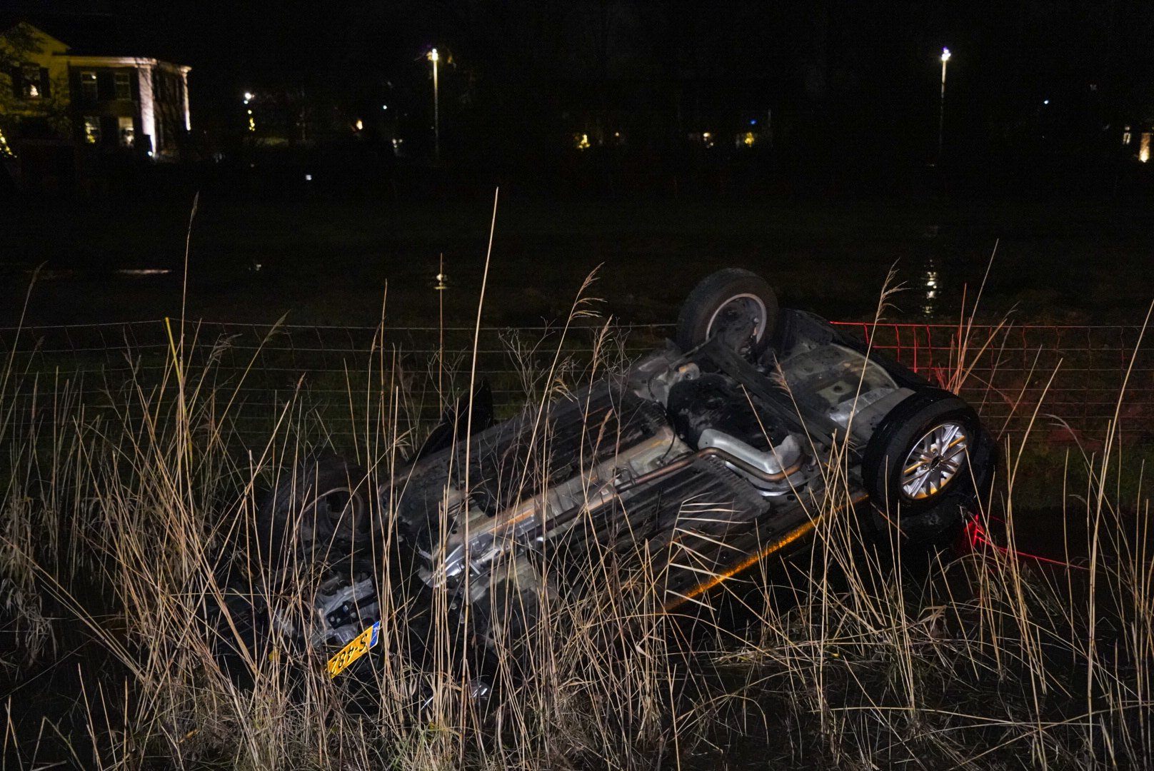 Auto vliegt over de kop, inzittende vlucht