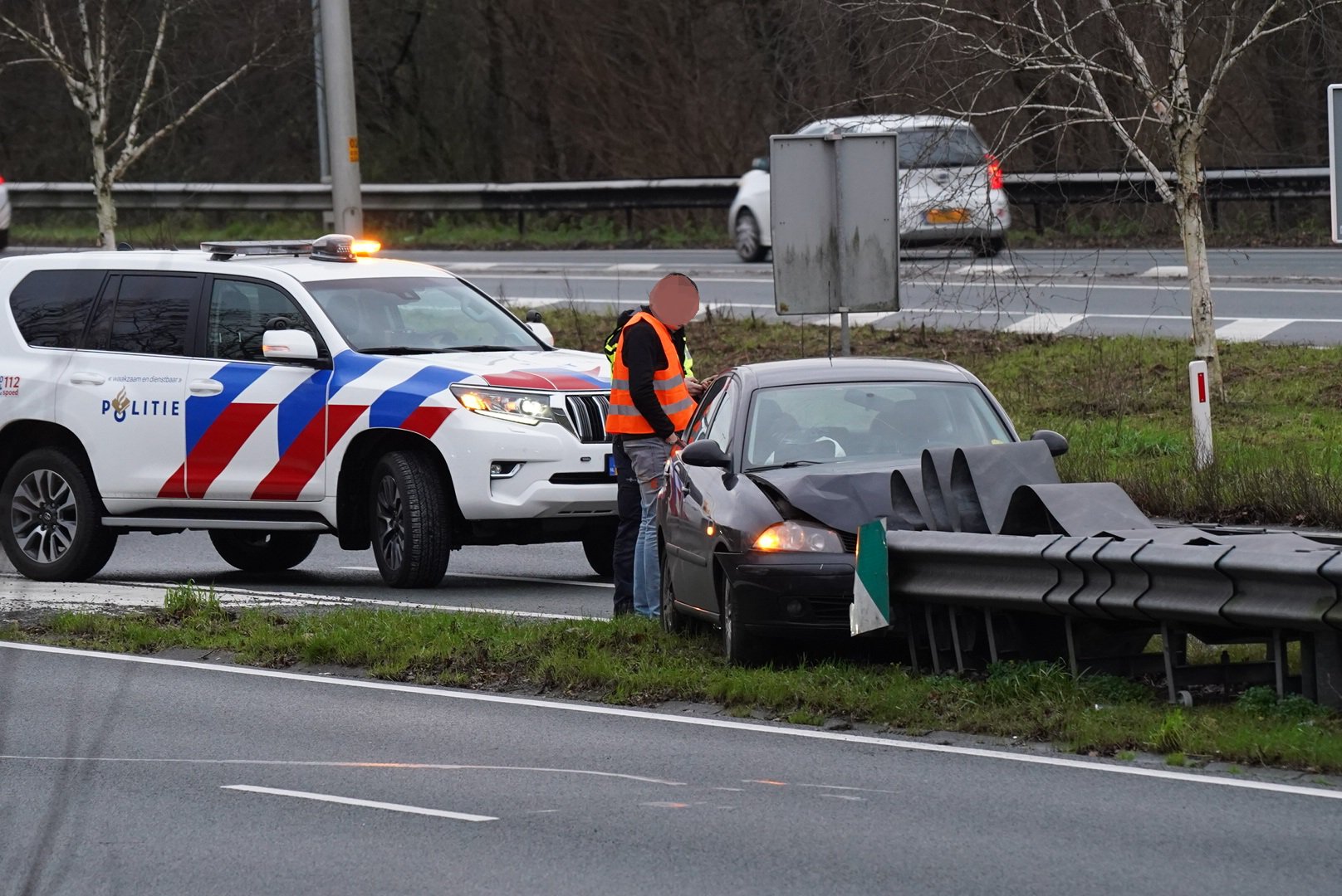 Auto botst tegen puntstuk, bestuurder ongedeerd