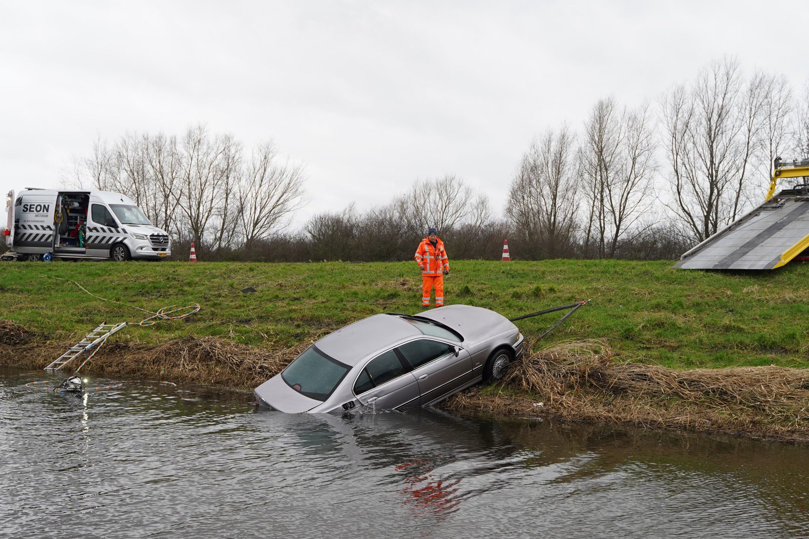 Auto belandt in water op afrit van A28