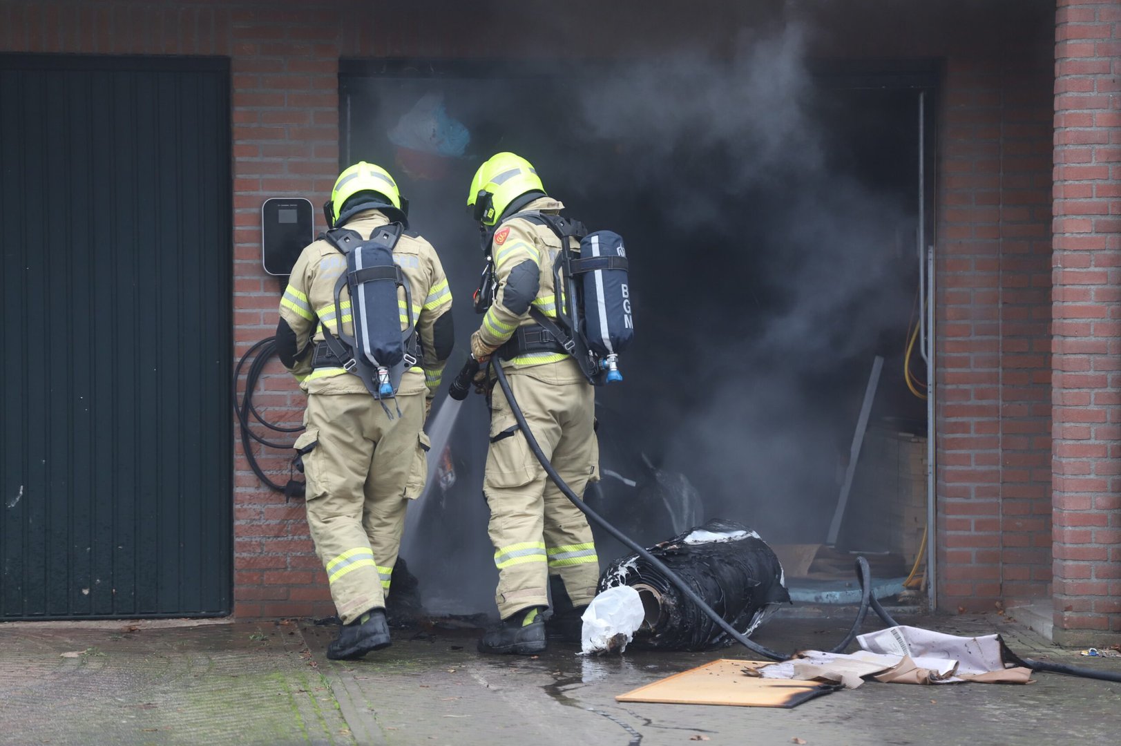 Aanhanger vliegt in brand in garage