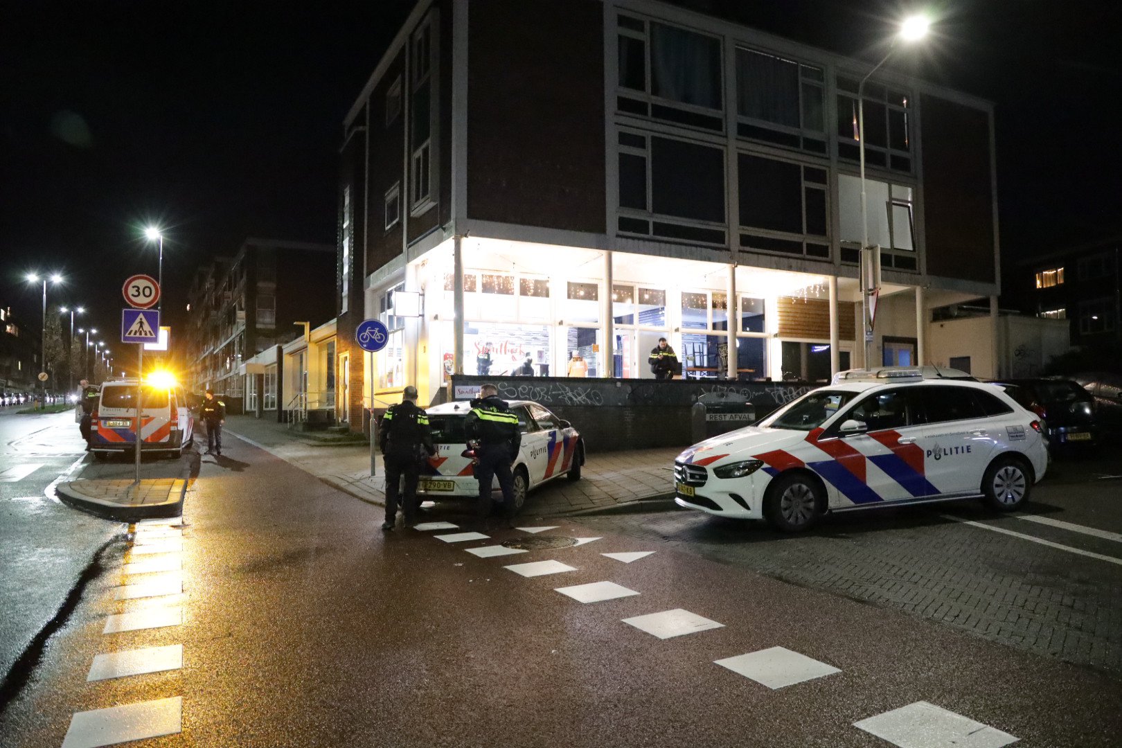 Dader met vuurwapen overvalt cafetaria