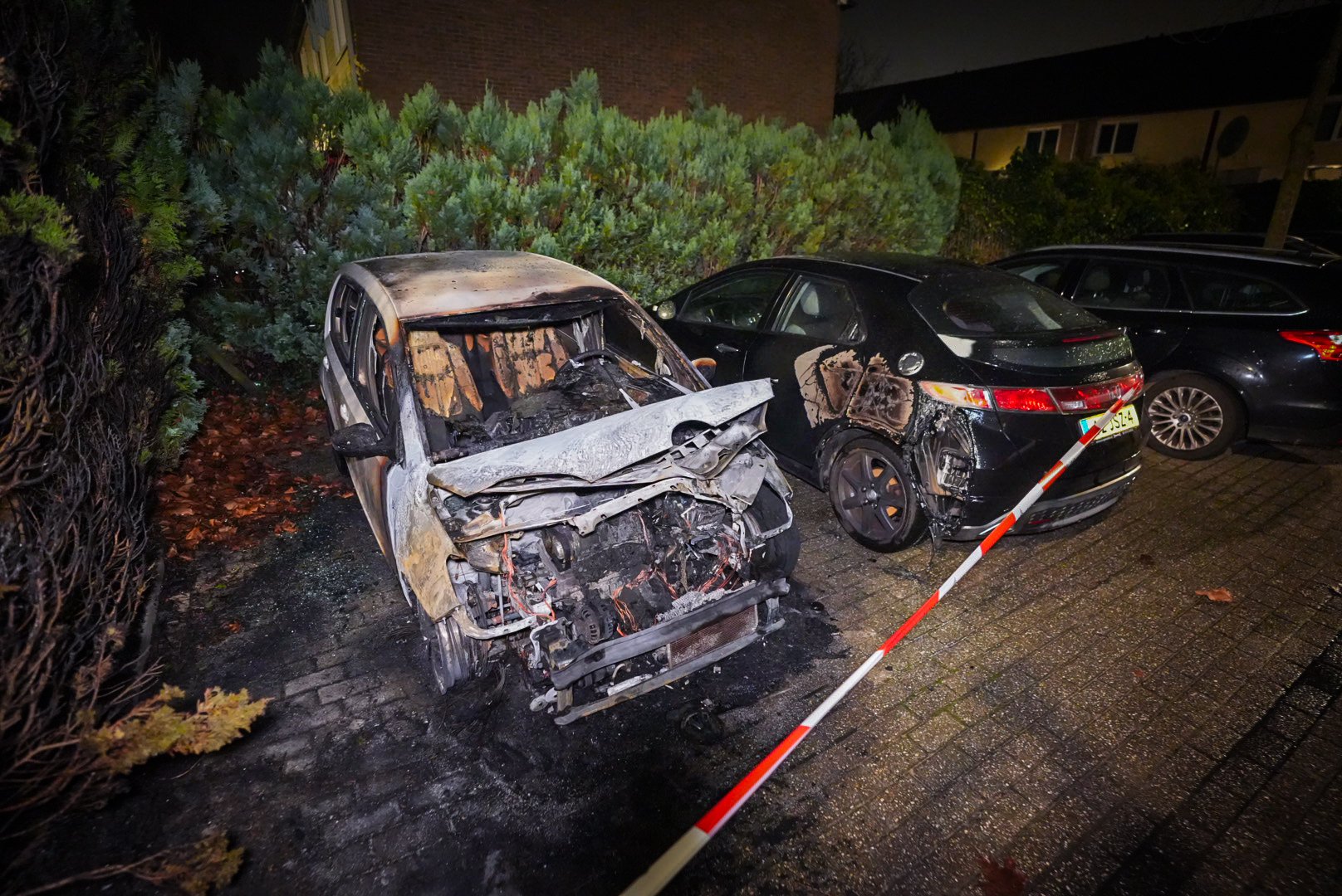 Geparkeerde auto beschadigd door brand