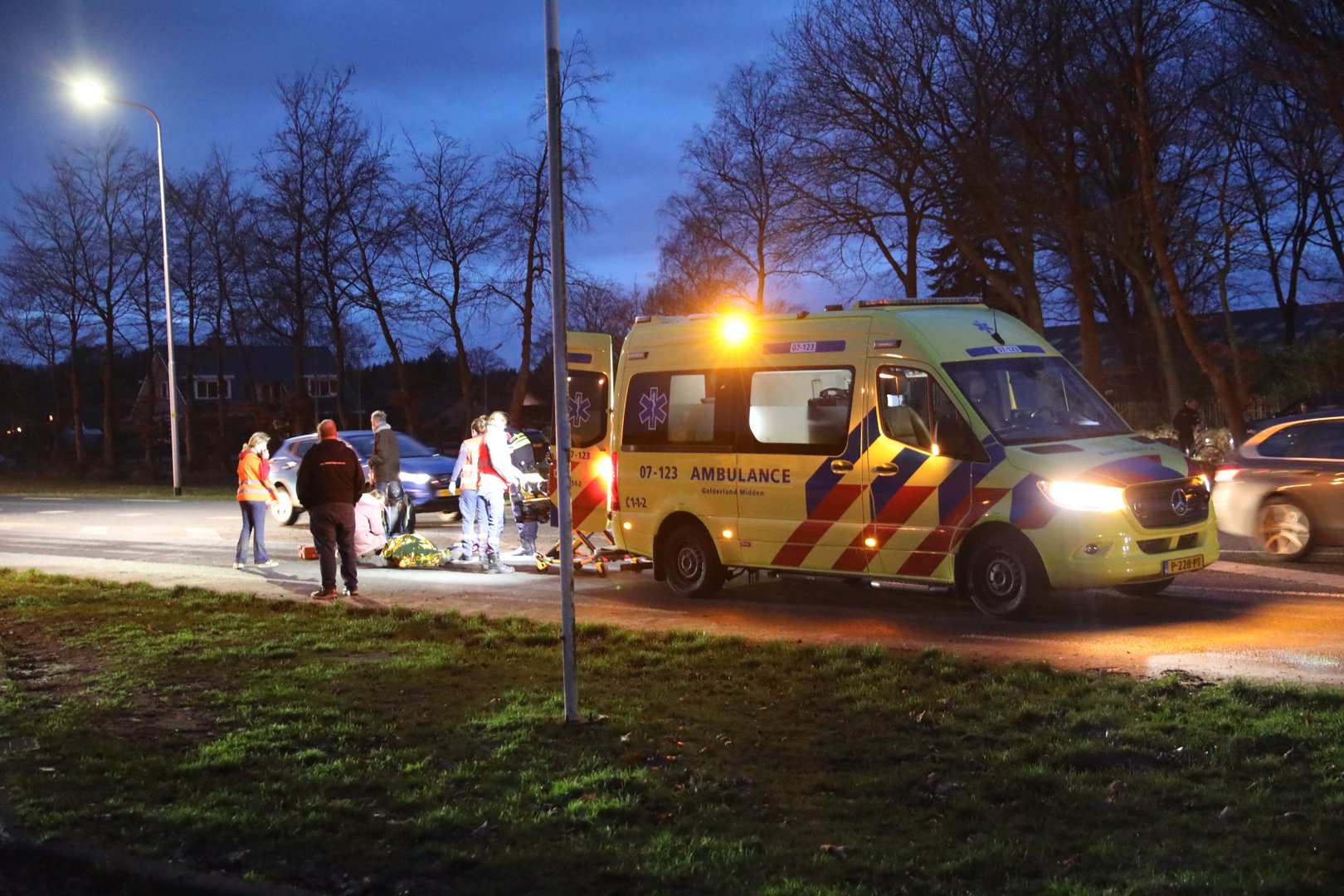 Ruiter valt van paard na aanrijding met auto en raakt gewond