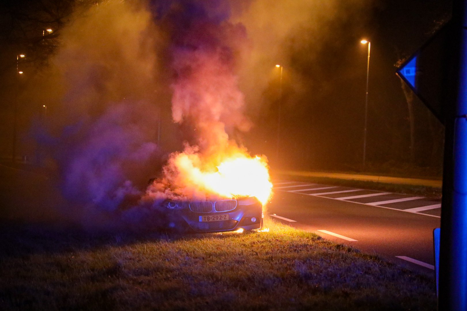 Bmw vliegt spontaan in brand tijdens het rijden in Arnhem