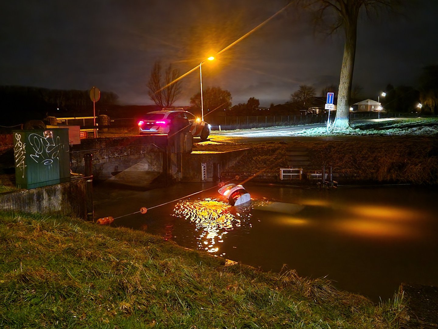 Auto raakt van de weg en belandt in water, bestuurder gewond