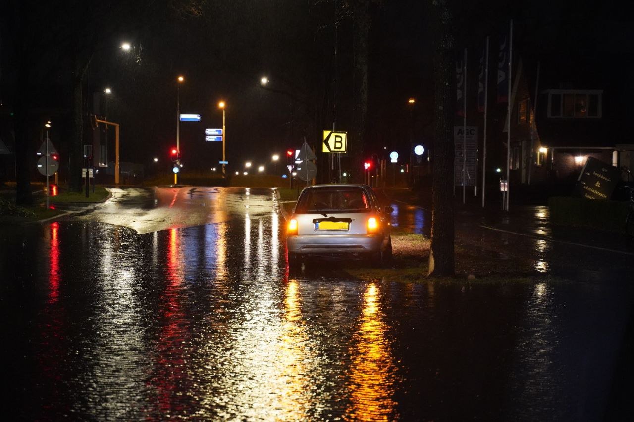 Automobilist botst tegen boom door onder gelopen straat