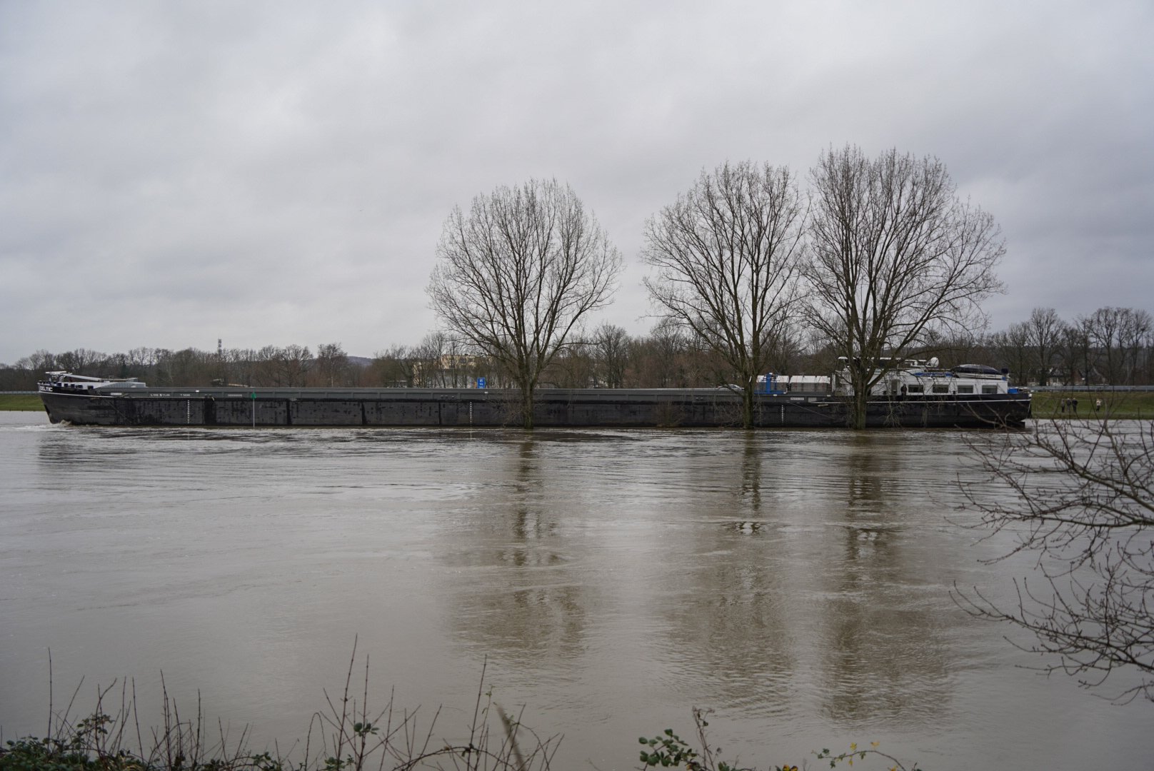 Schip belandt op weiland langs de A348 door het hoge water