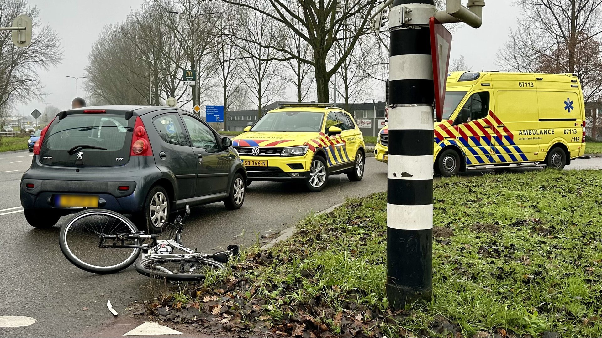 Fietser aangereden op kruispunt in Arnhem