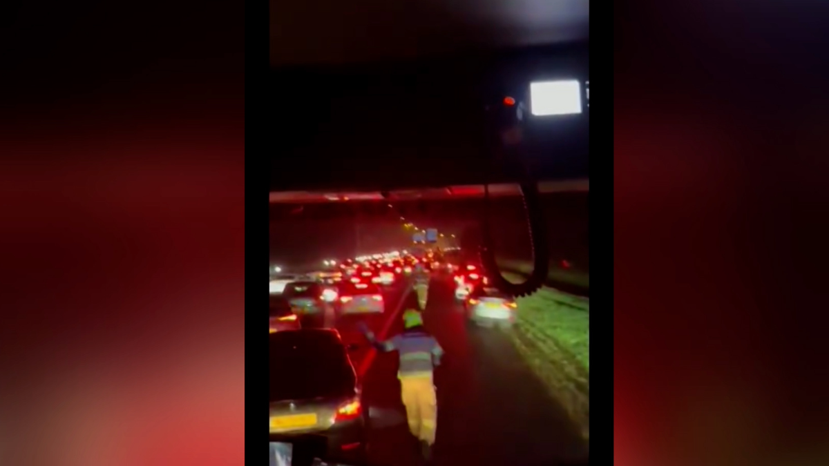 VIDEO Bizarre situatie: brandweer moet rennen naar spookrijderramp A1