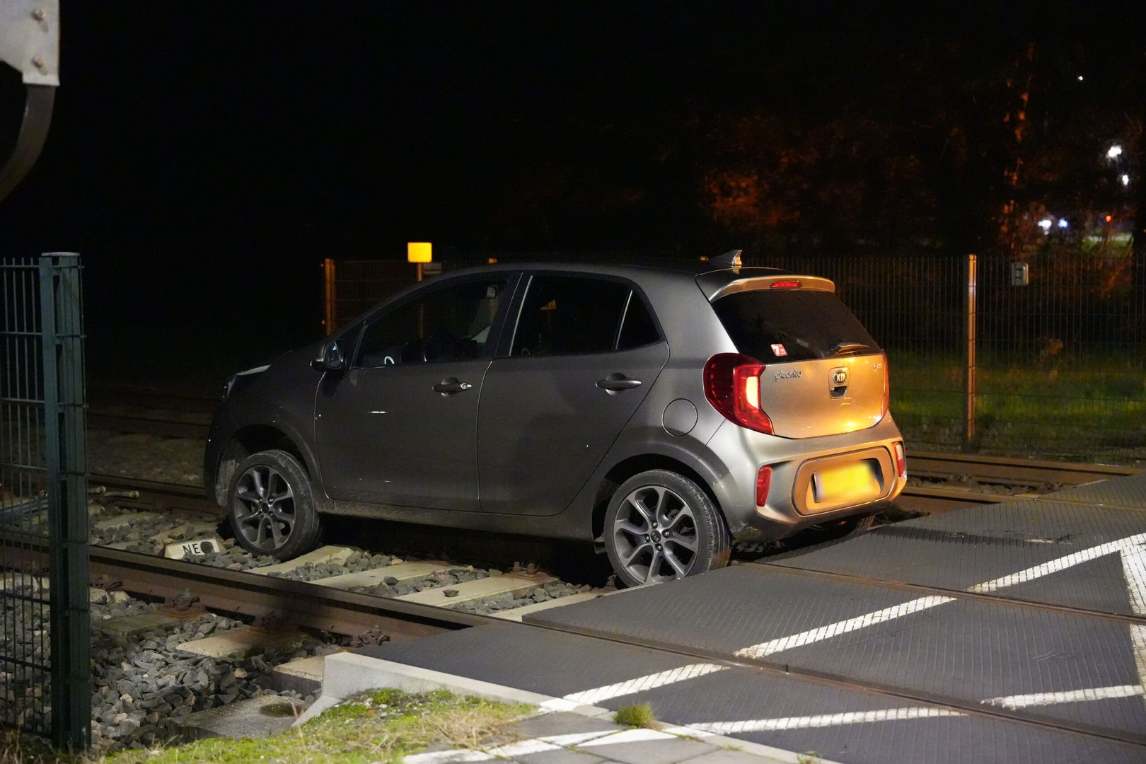 Automobilist belandt op het spoor, treinverkeer stilgelegd