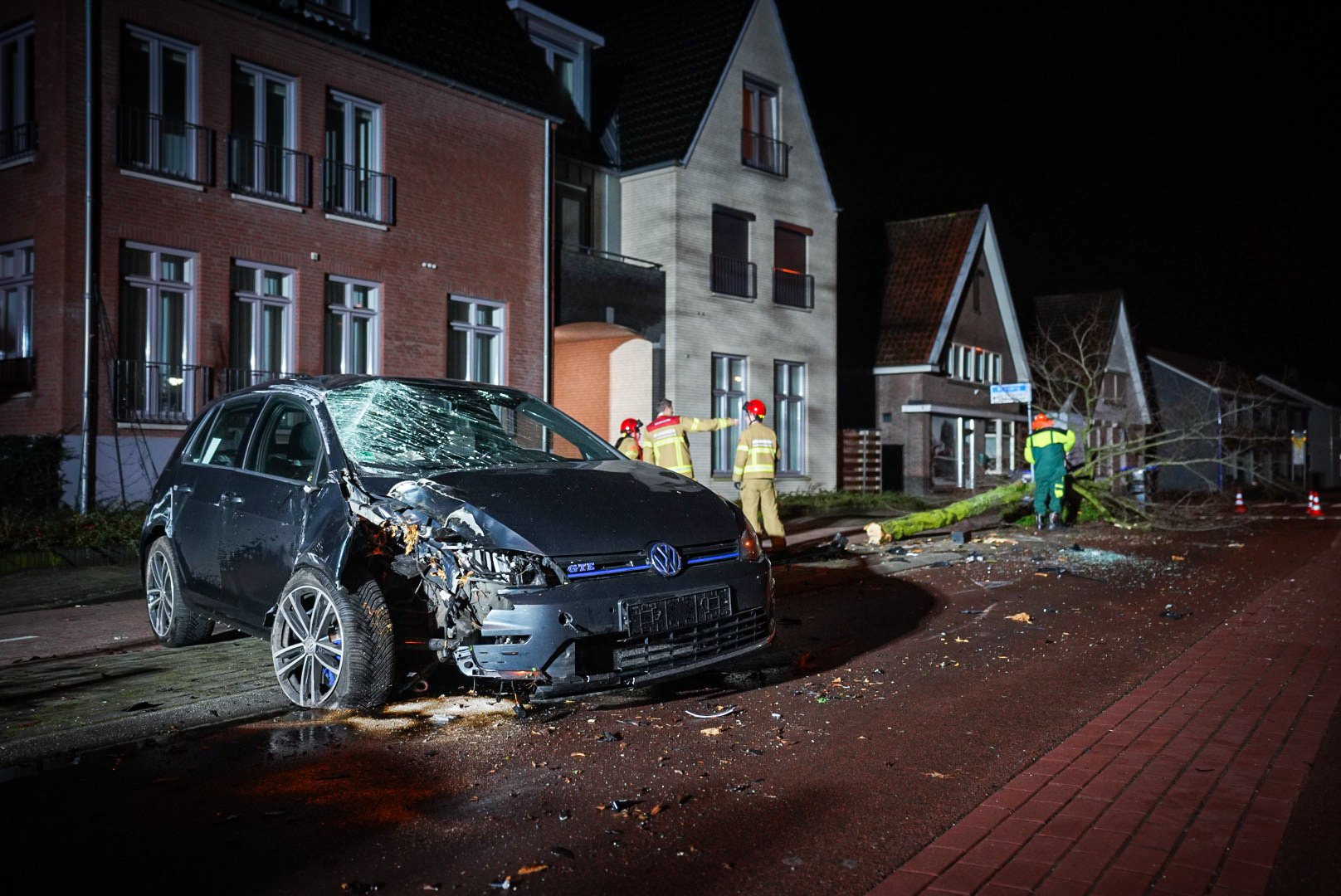 Automobilist rijdt boom uit de grond en vlucht