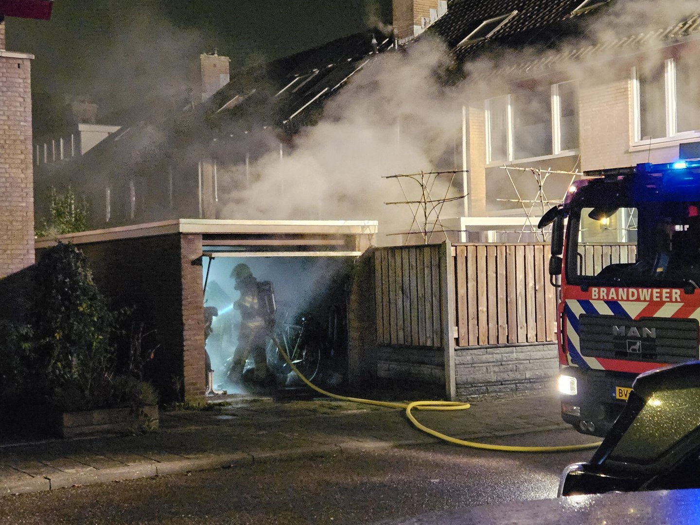 Veel rook vrijgekomen bij brand in garage in Nijmegen