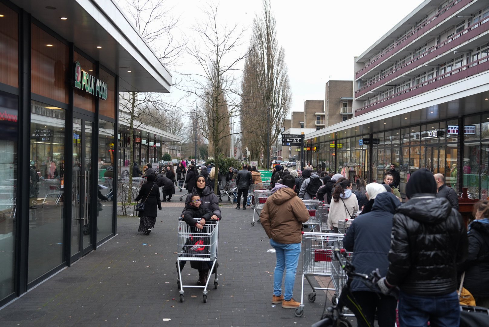 Güven Supermarkt in Winkelcentrum Presikhaaf, grote rijen voor ingang