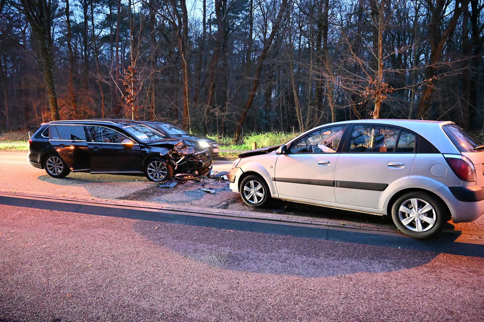 Veel schade na frontale aanrijding