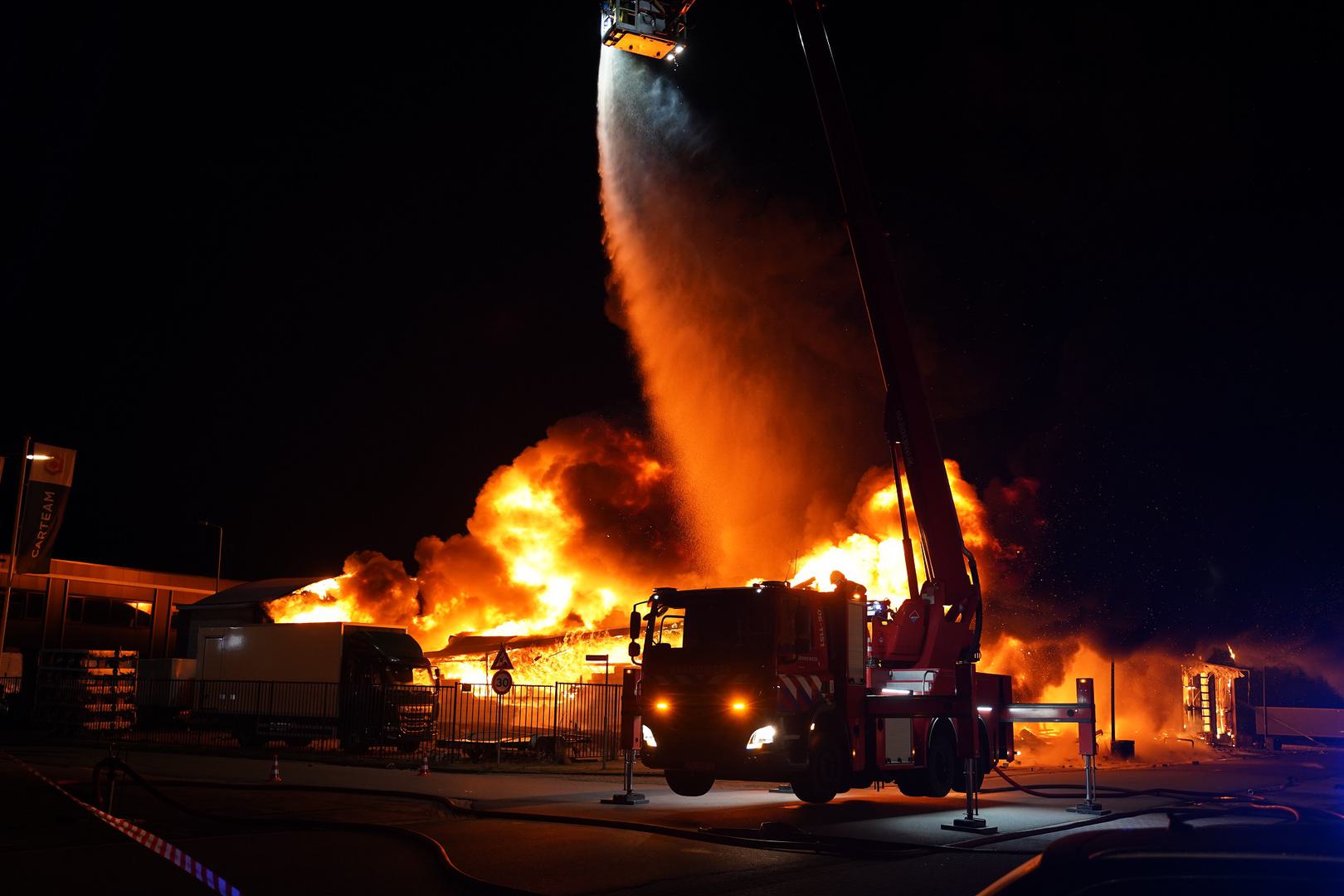 Zeer grote uitslaande brand bij groothandel in verf