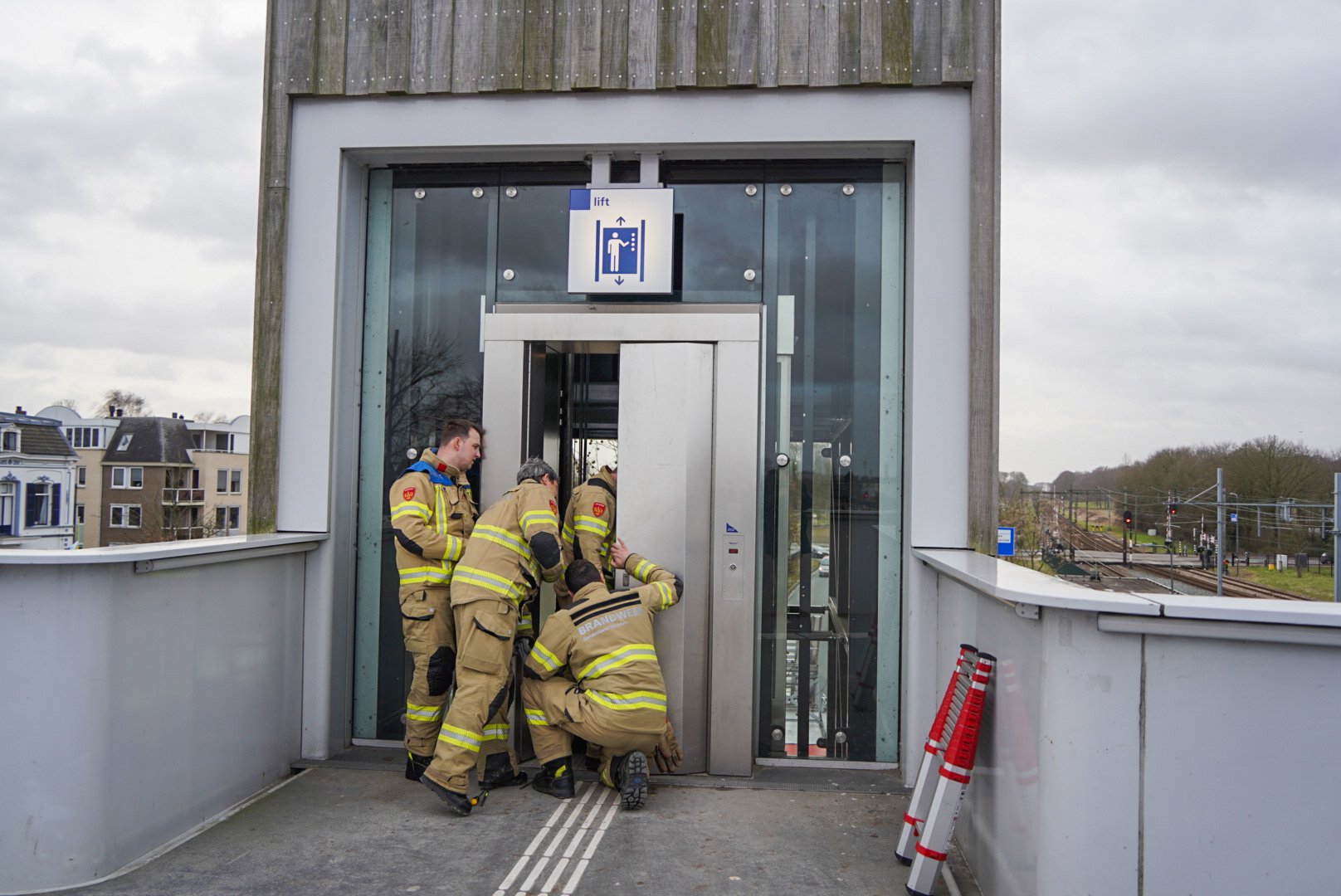 Zes jongeren ruim twee uur vast in lift