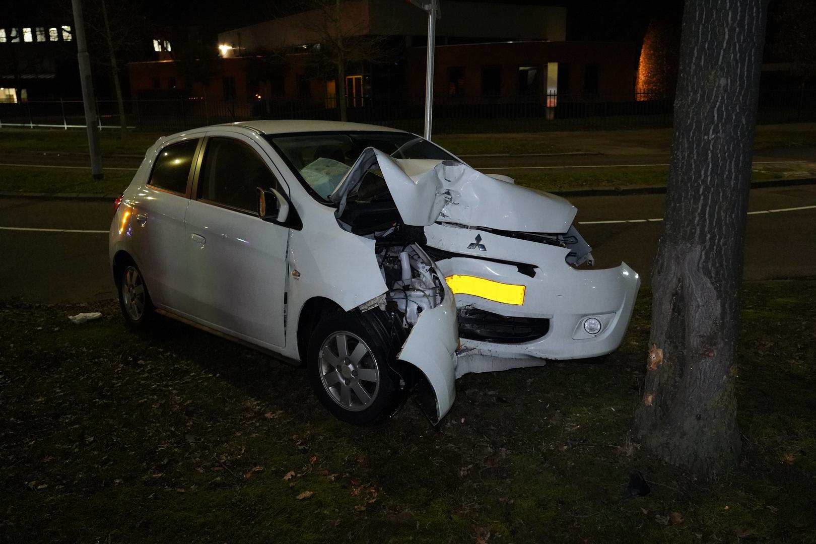 Auto rijdt in bocht rechtdoor tegen boom aan