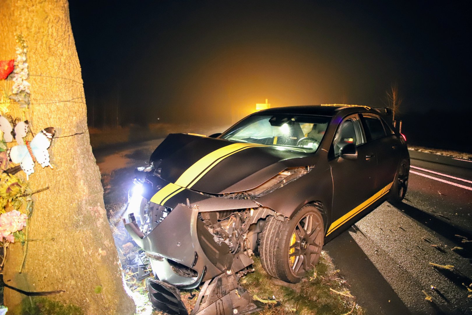 Auto botst tegen boom, bestuurder gewond naar ziekenhuis