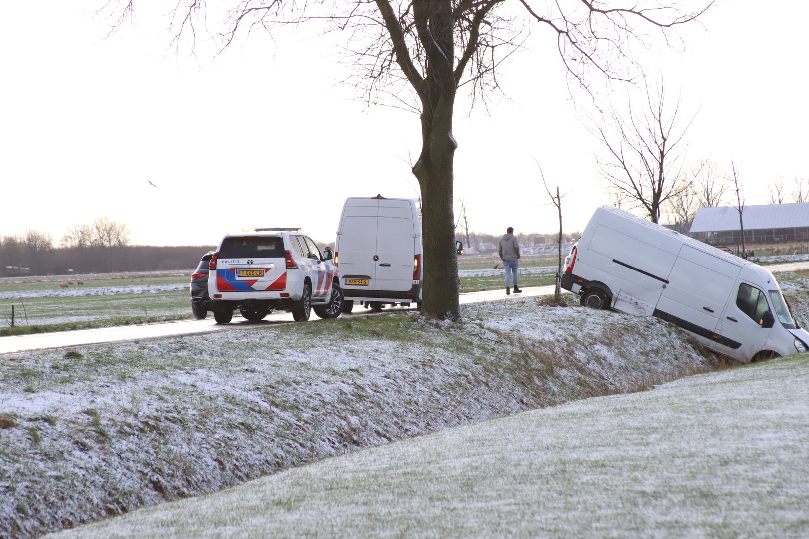 Bestelbus belandt in sloot, bestuurder ongedeerd