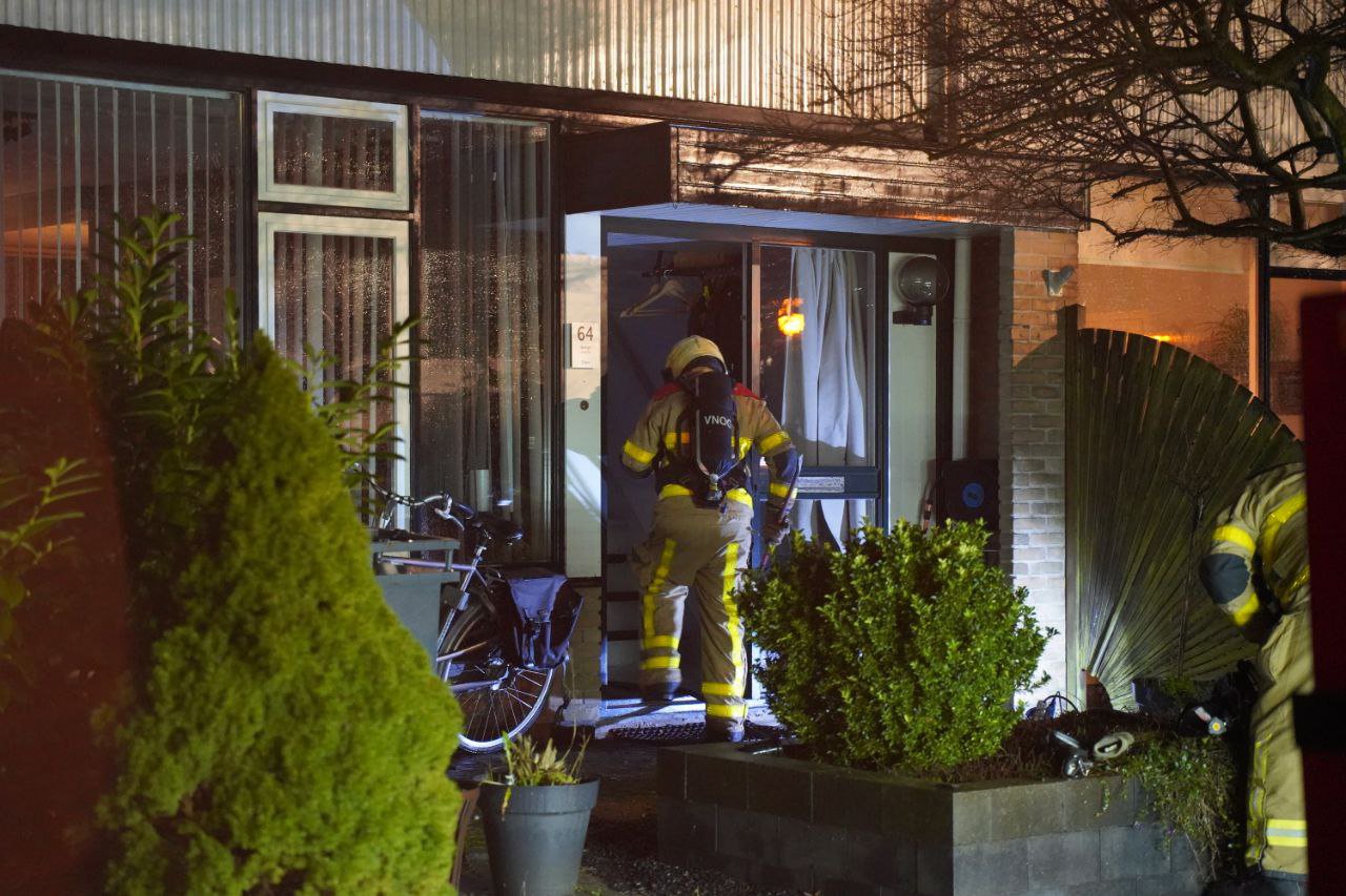 Zolderbrand snel opgemerkt door bewoners, brandweer voorkomt erger.