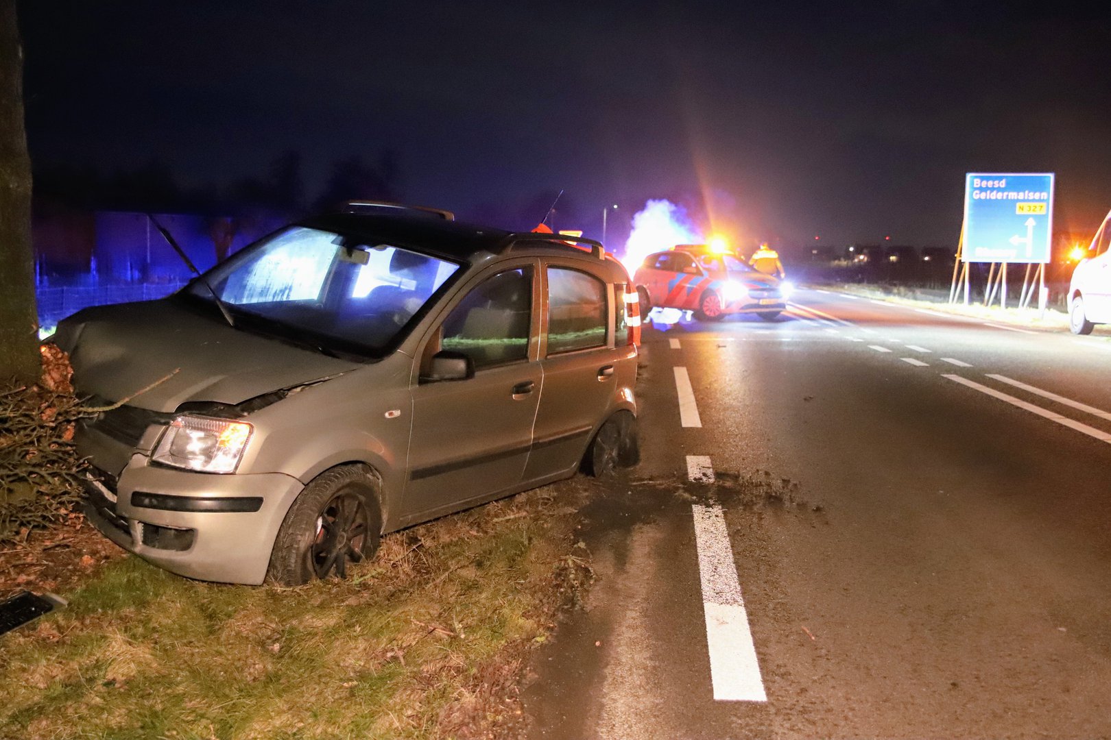 Auto botst tegen boom, vrouw lichtgewond