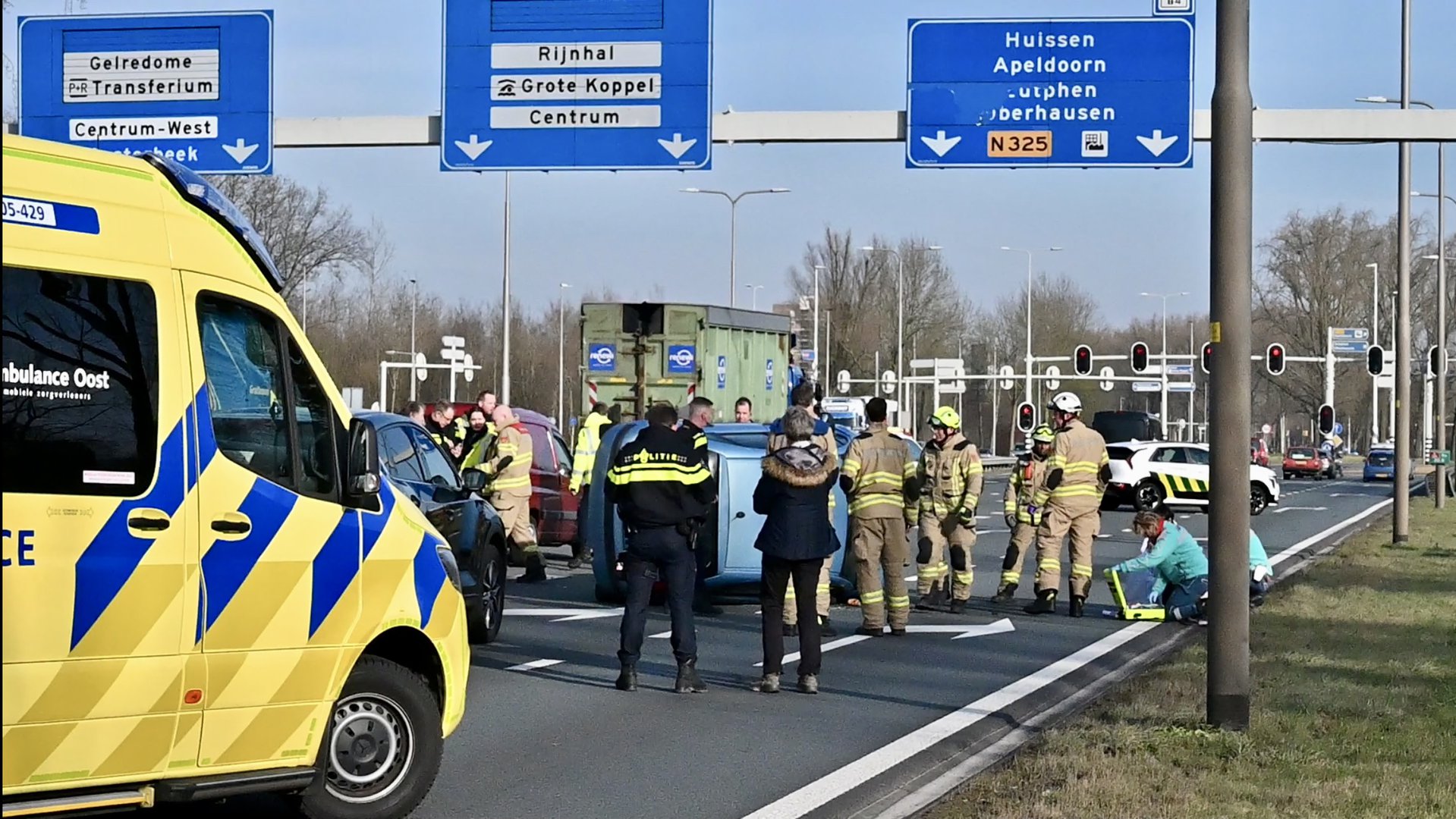 Auto belandt op z’n kant na ongeval