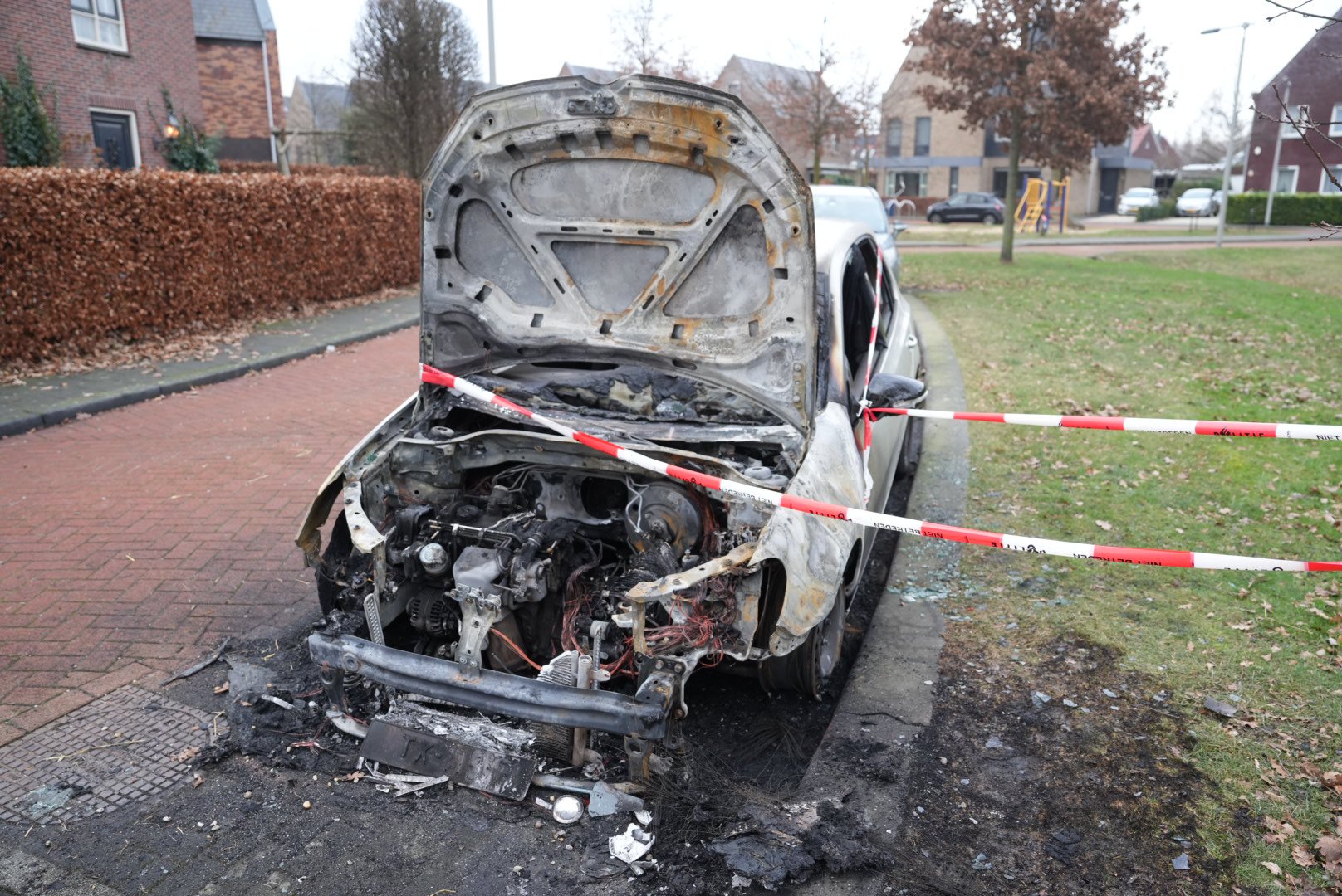 Geparkeerde auto uitgebrand, politie doet onderzoek