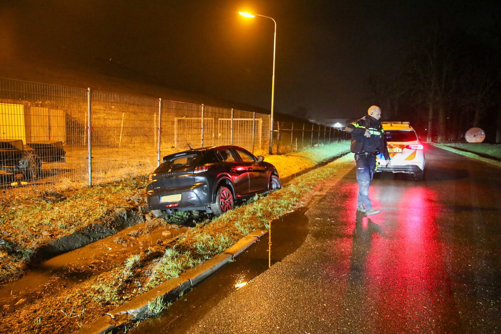 Dronken automobilist belandt met auto in sloot