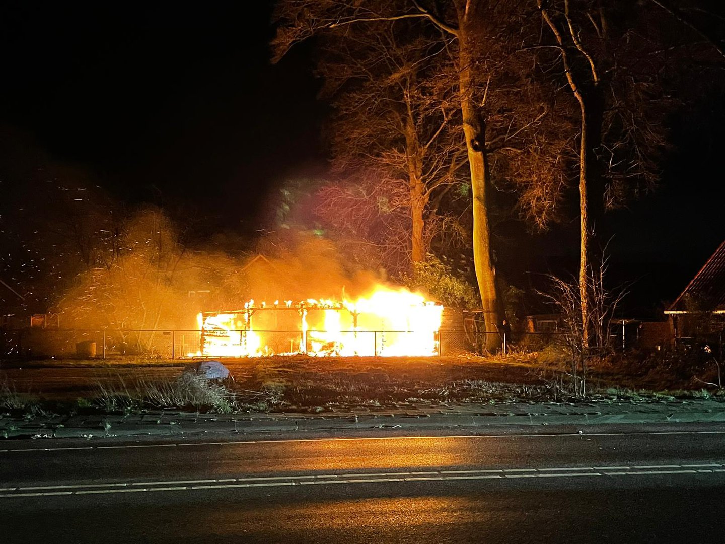 Schuur door brand volledig verwoest