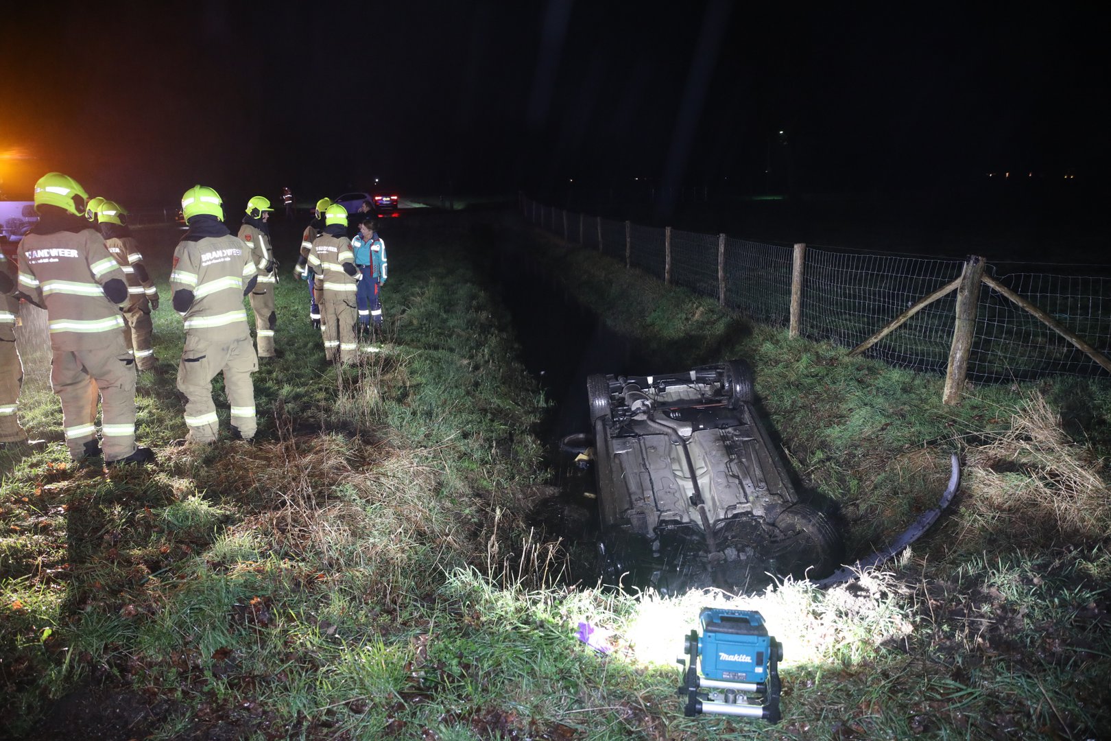 Auto op z’n kop in sloot, automobilist bevrijd