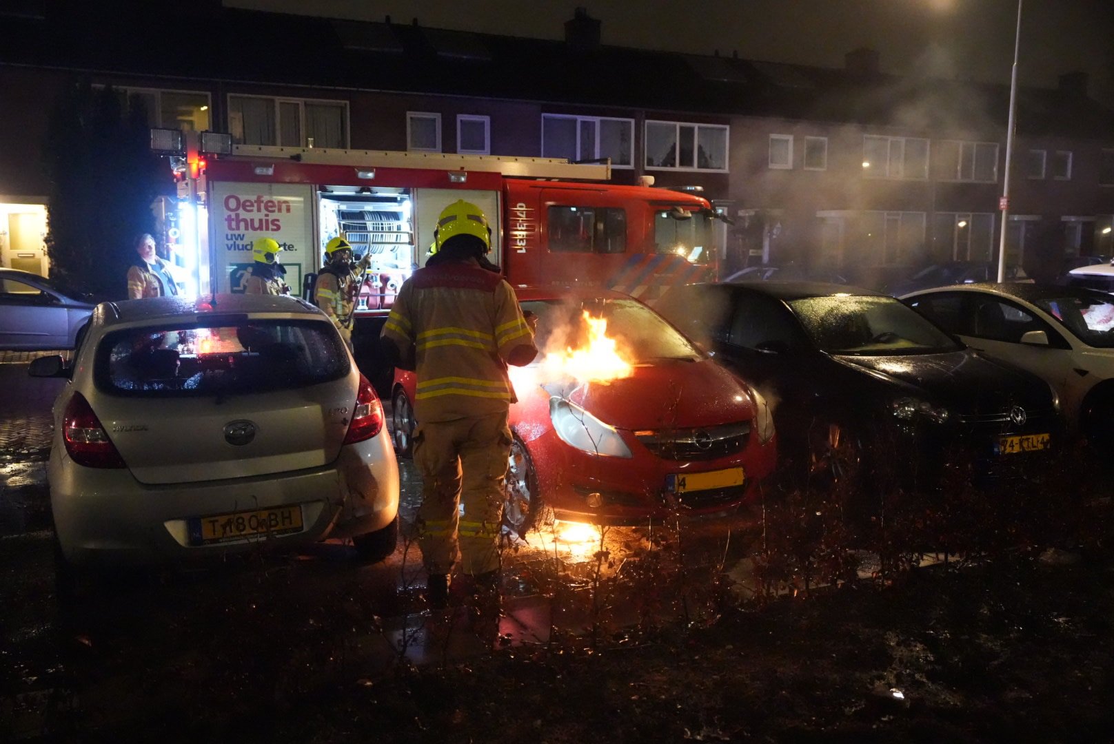 Geparkeerde auto door brand verwoest