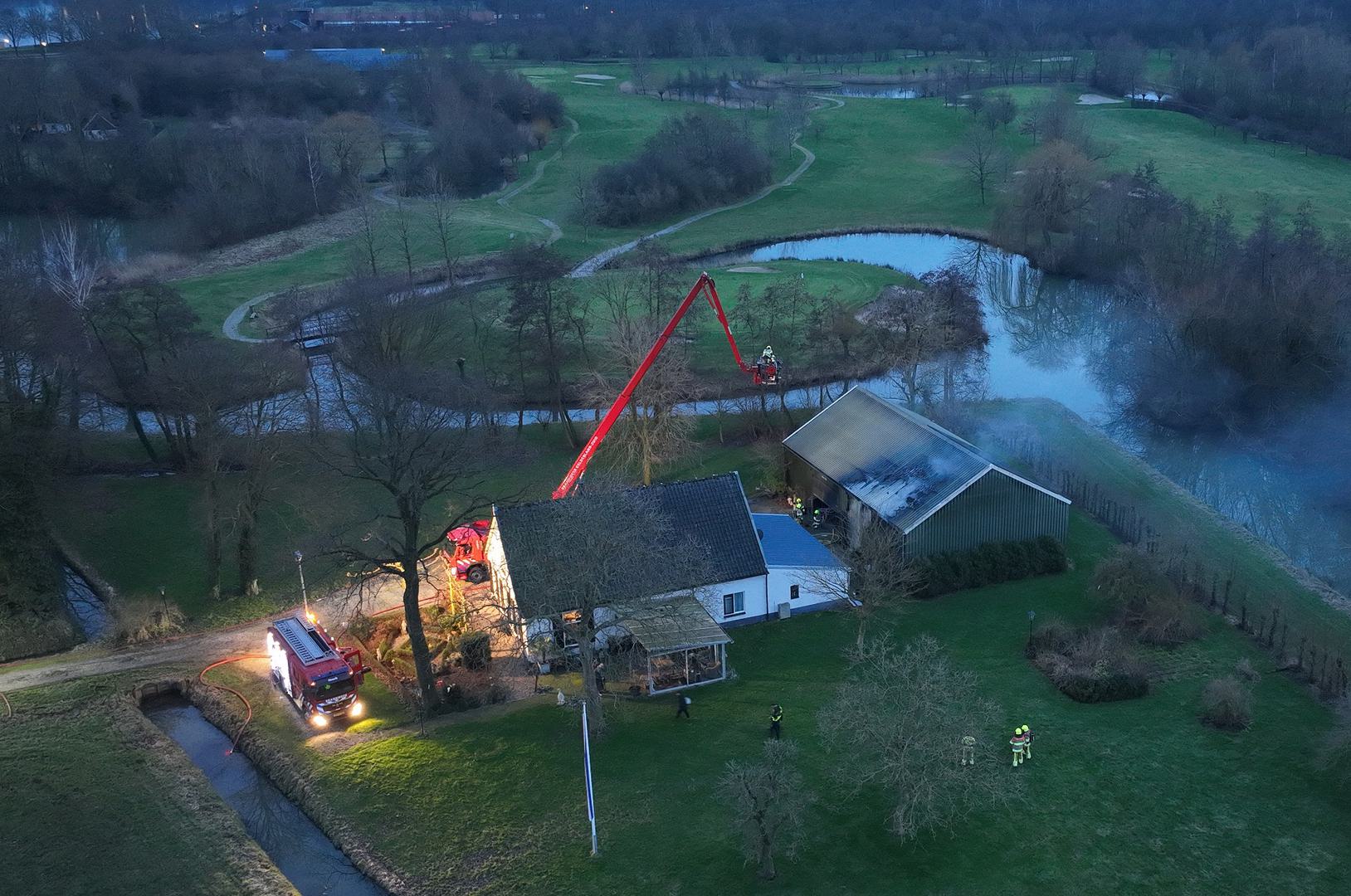 Schuur in brand achter vrijstaande woning