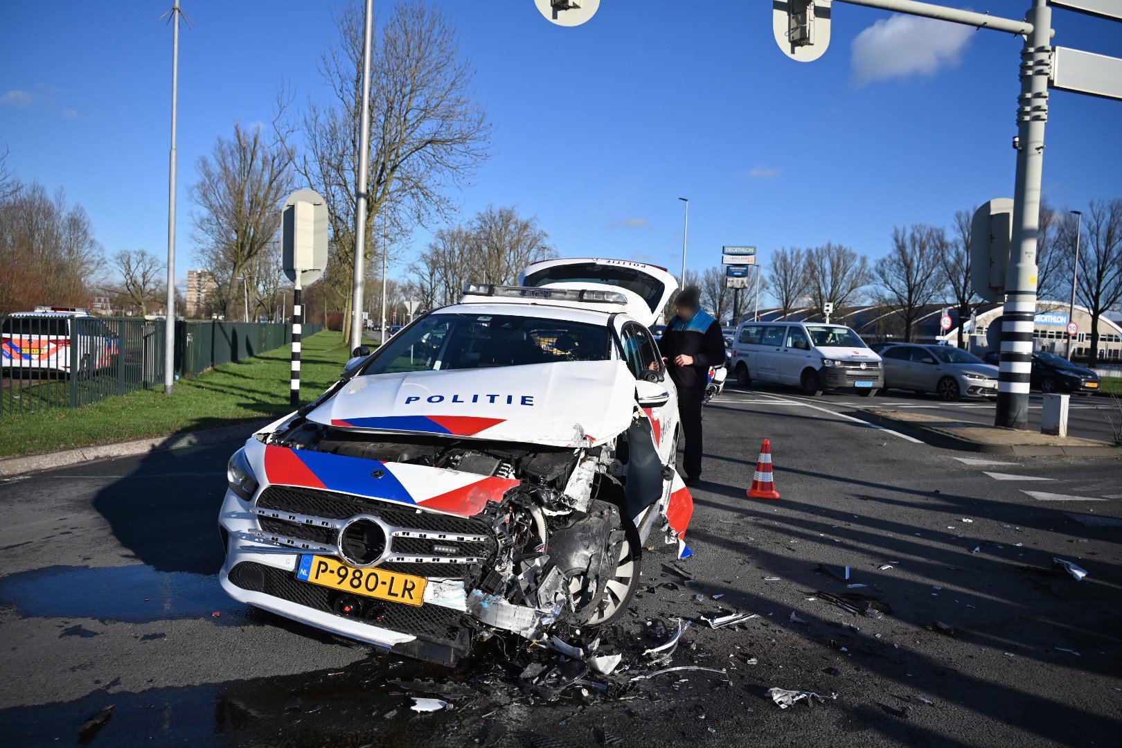 Politiewagen krijgt ongeval met trolleybus bij GelreDome Arnhem