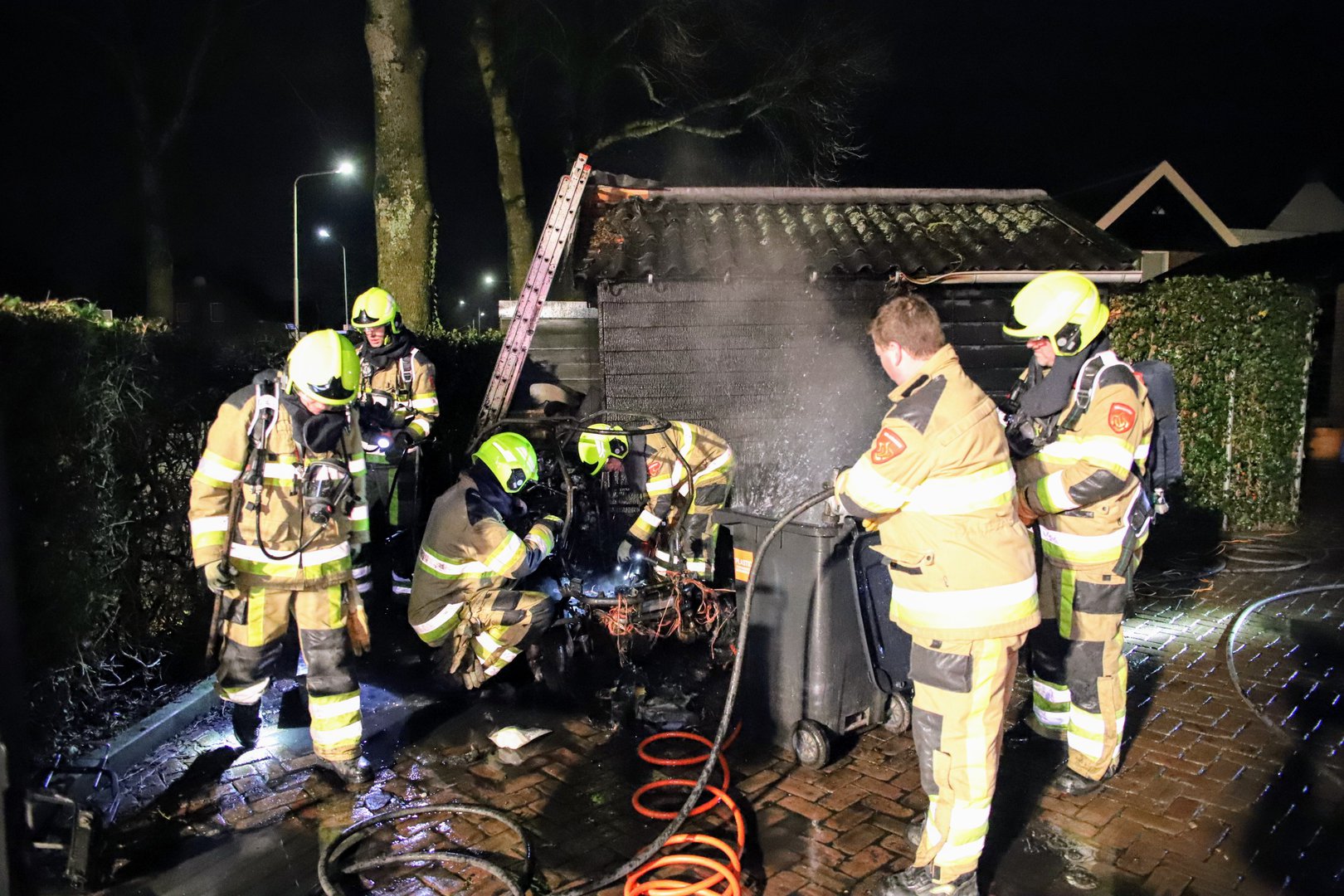 Elektrisch voertuig in brand, ook heg beschadigd