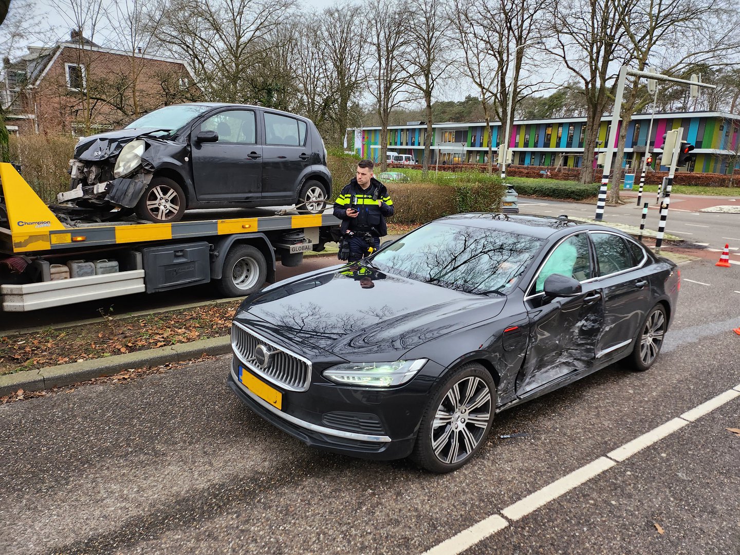 Veel schade na ongeval op kruising, niemand gewond