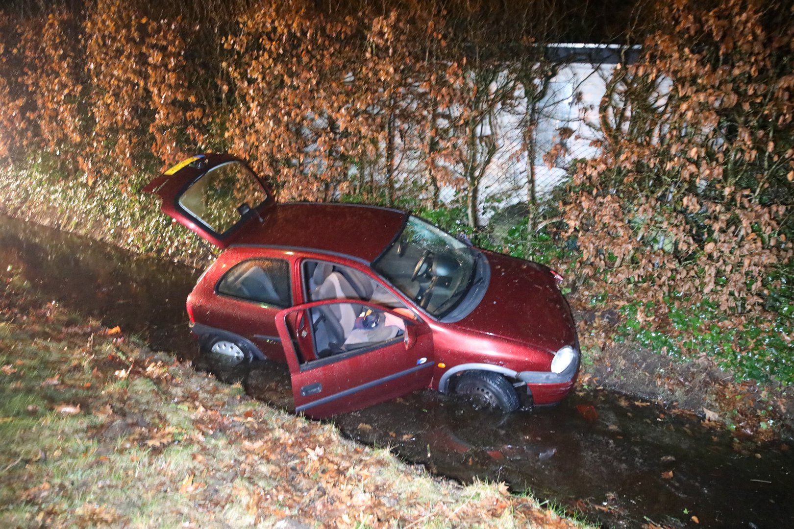 Jongeman belandt met auto in sloot en raakt gewond